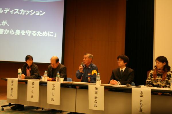 パネリスト5名（左から橋本さん・森口さん・北山さん・神田さん・玉山さん）が長机に座っている写真